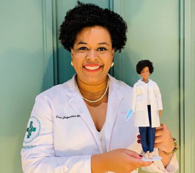 Barbie cria boneca de cientista brasileira que sequenciou genoma da Covid-19