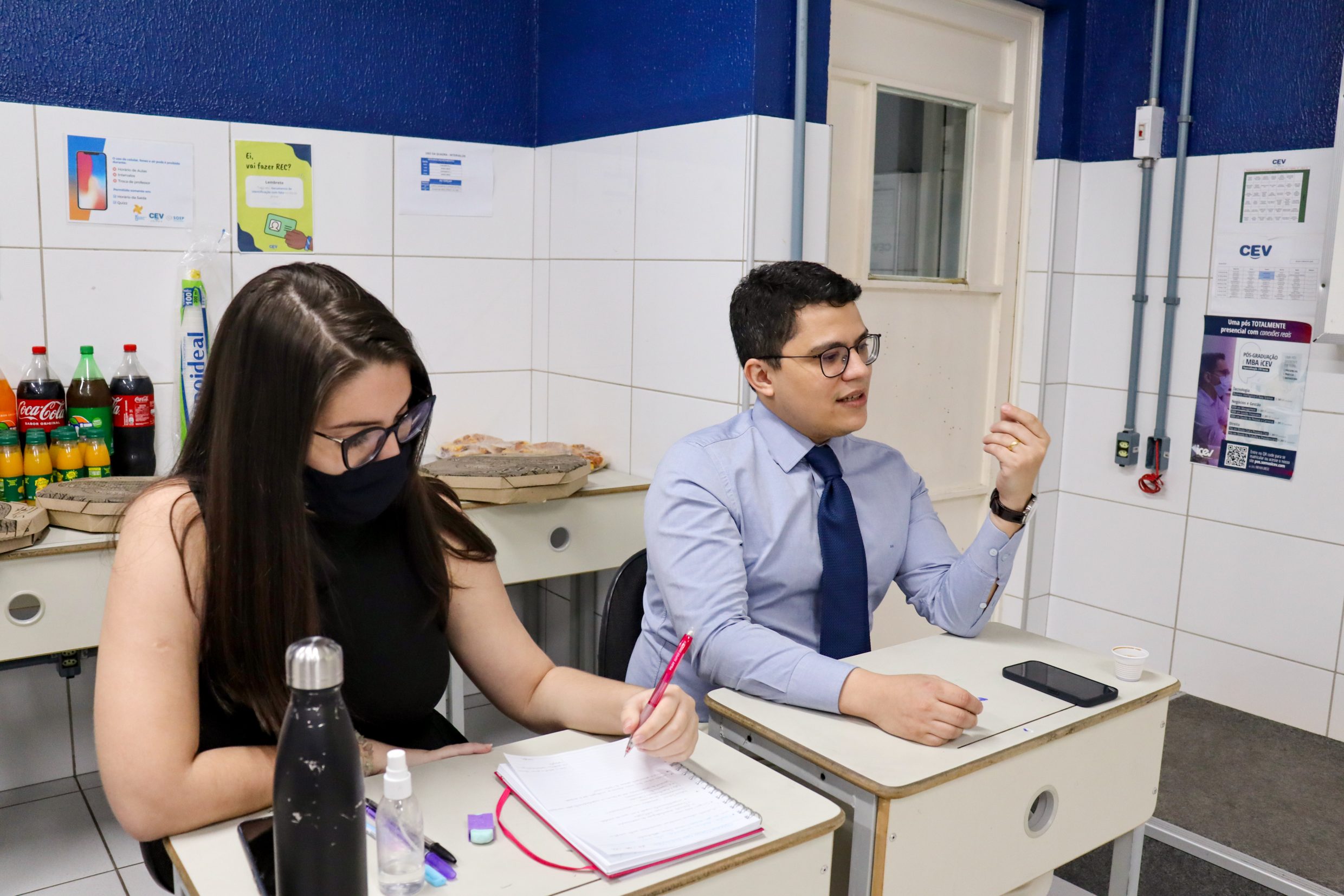 Professor Horácio em sala de aula com grupo de estudantes reunido - Observatório das Eleições iCEV- Contra a desinformação e fakenews no Sistema Eleitoral Brasileiro