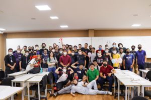 estudantes de tecnologia numa foto em grupo