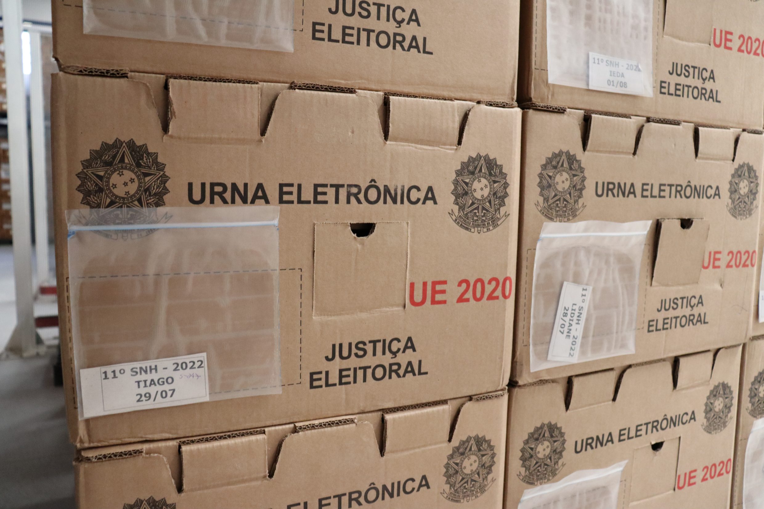 Urnas eletrônicas armazenadas no Depósito Central do TRE - Observatório das Eleições iCEV- Contra a desinformação e fakenews no Sistema Eleitoral Brasileiro