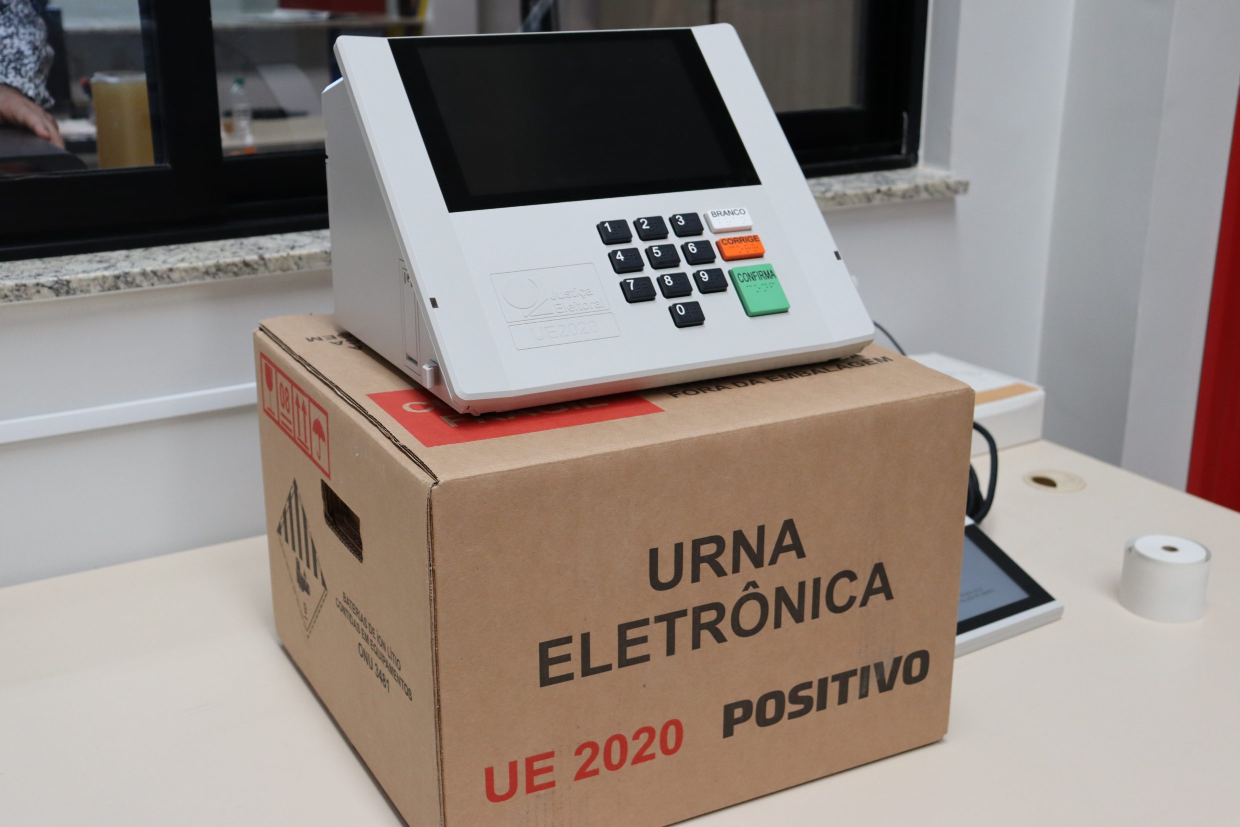 Modelo mais atual de urna eletrônica que será utilizada nas eleições presidenciais de 2022- Observatório das Eleições iCEV- Contra a desinformação e fakenews no Sistema Eleitoral Brasileiro