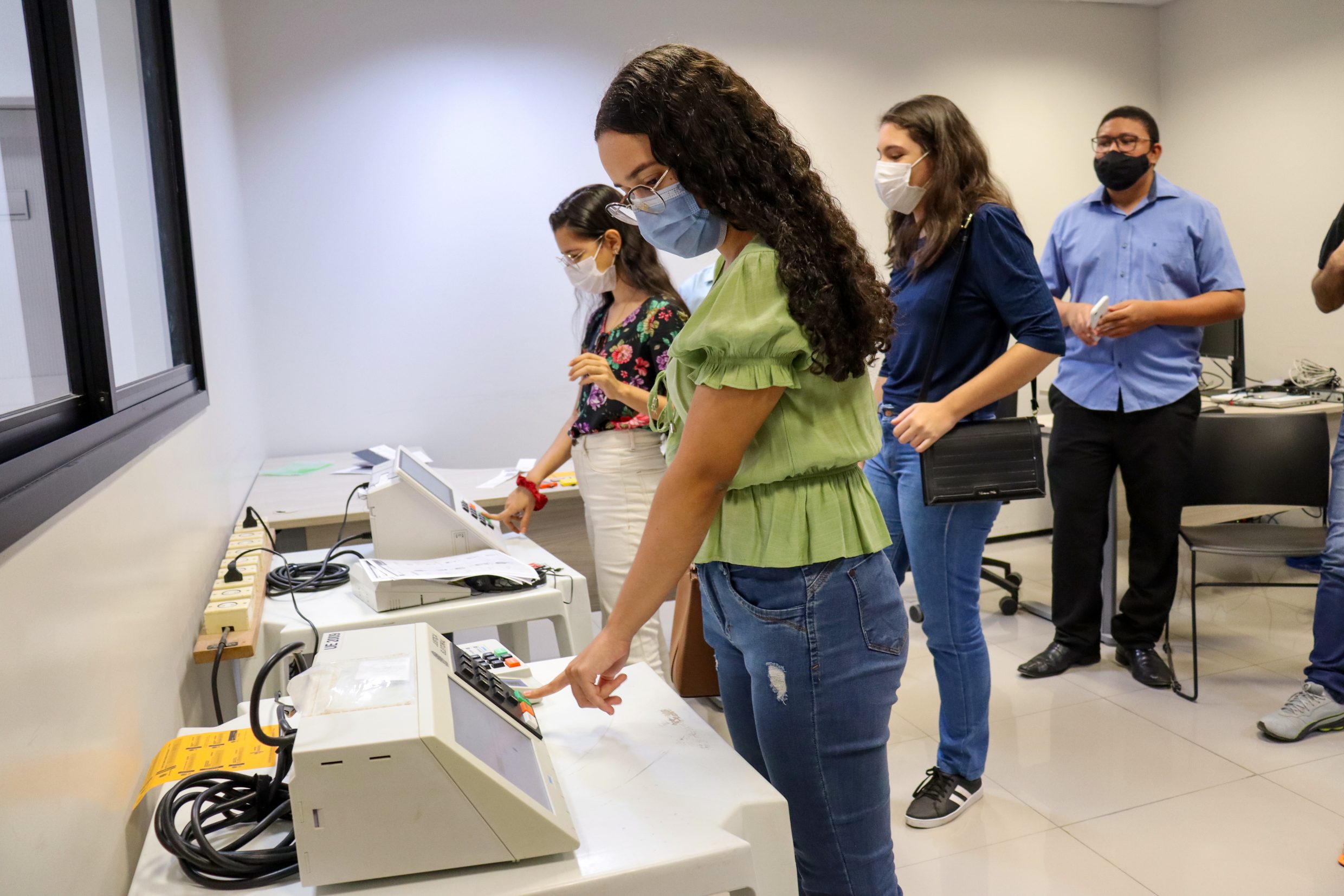 Estudantes participando de votações simuladas no TRE - Observatório das Eleições iCEV- Contra a desinformação e fakenews no Sistema Eleitoral Brasileiro